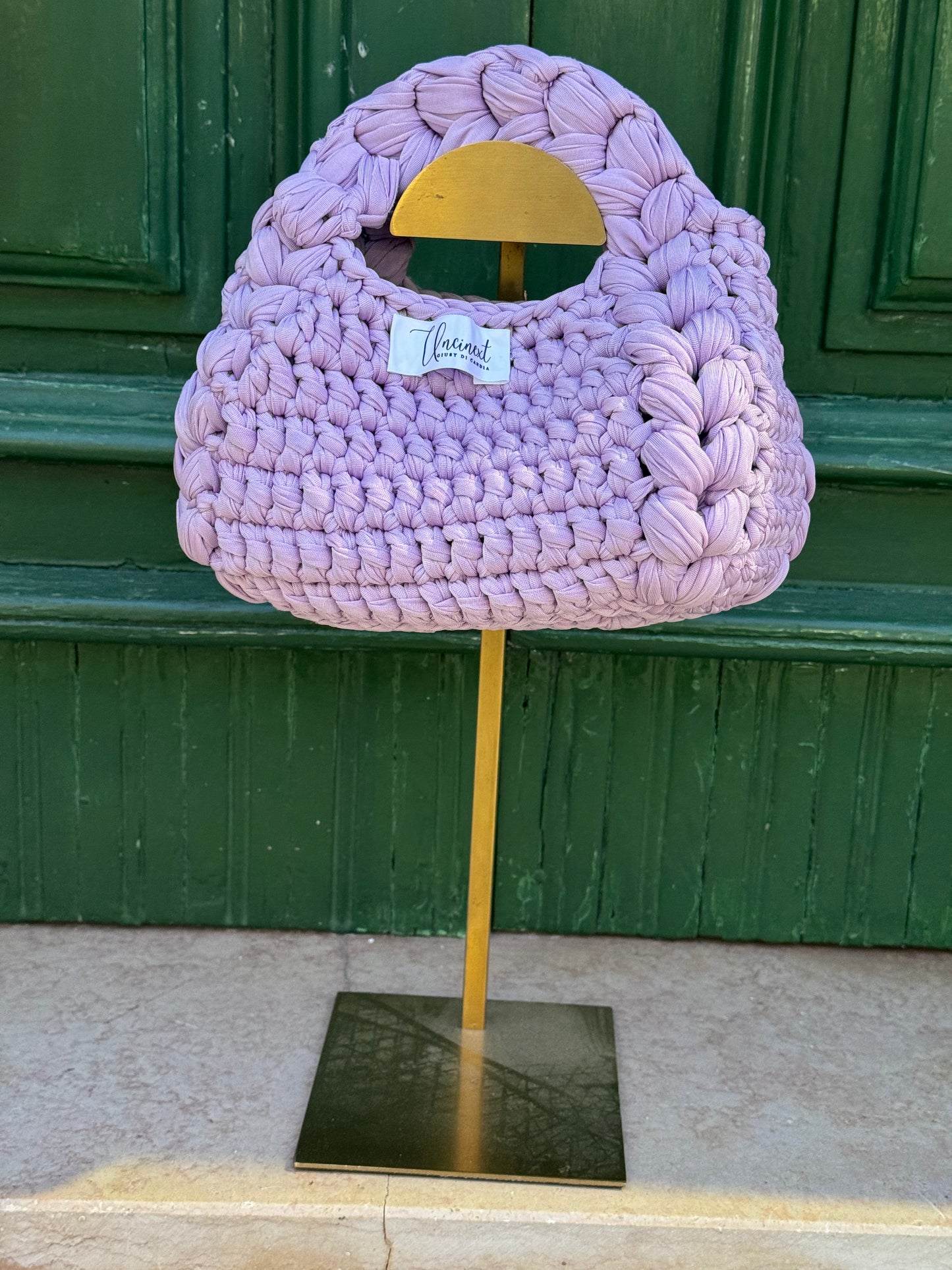 Pochette artigianale color lavanda – Eleganza compatta, spazio sorprendente