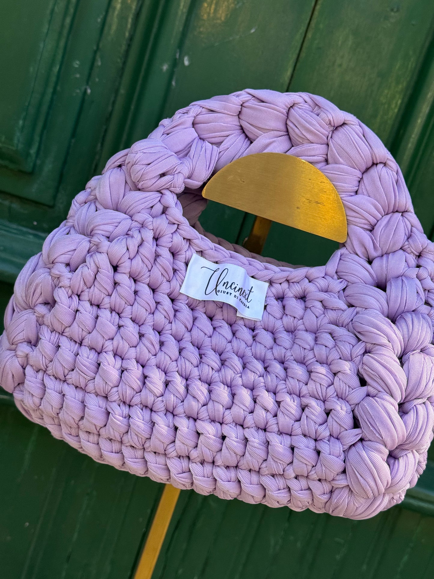 Pochette artigianale color lavanda – Eleganza compatta, spazio sorprendente