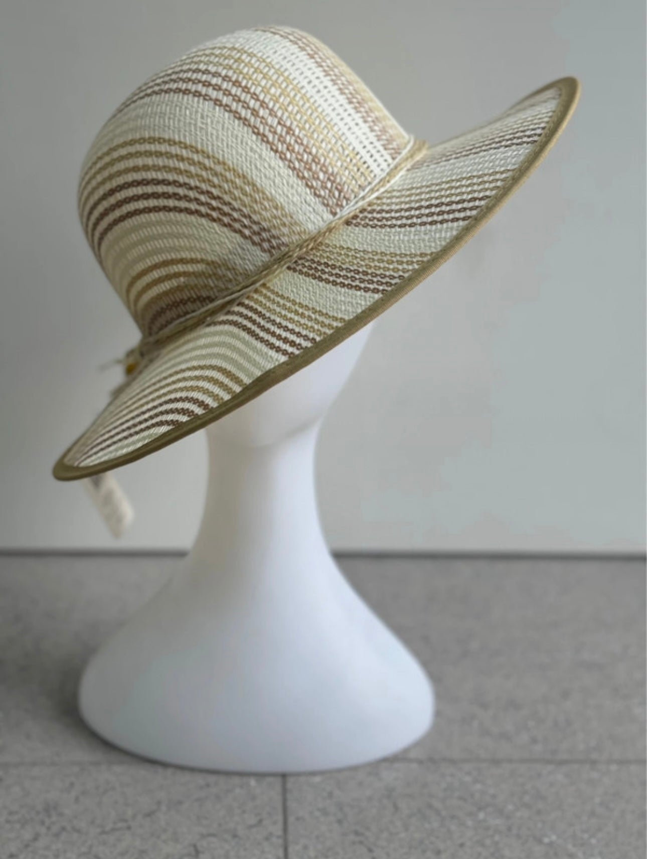 Cappello estivo in tonalità di beige – Stile e protezione sotto il sole