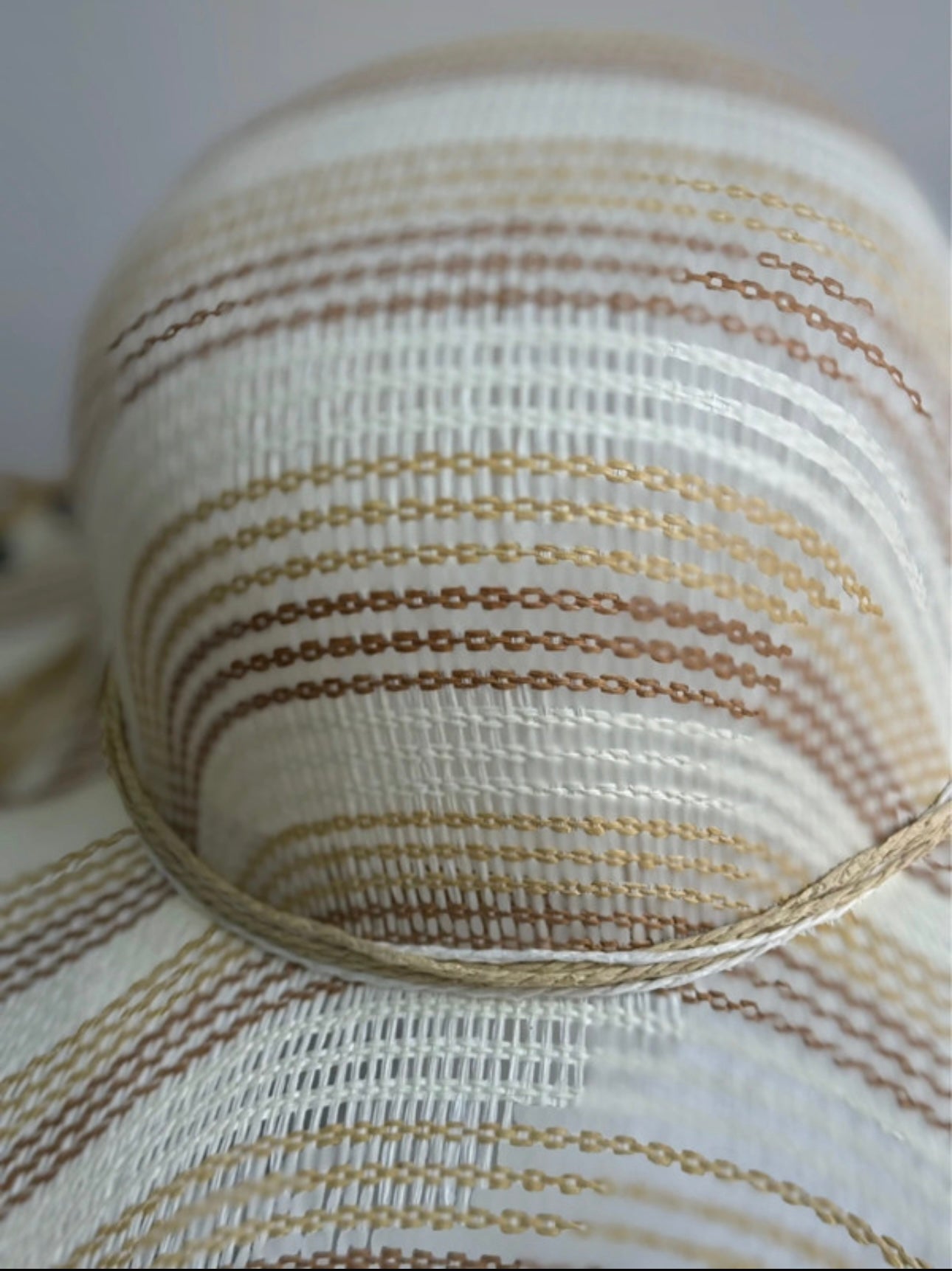 Cappello estivo in tonalità di beige – Stile e protezione sotto il sole