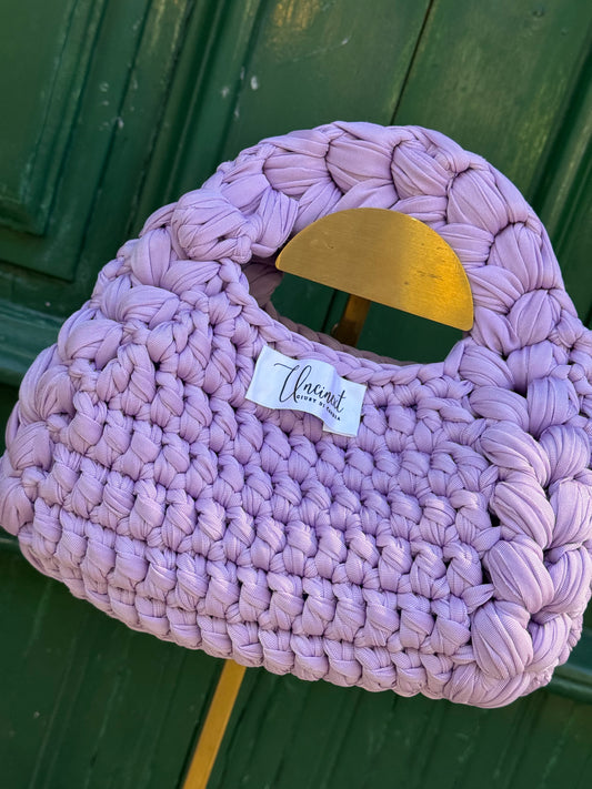 Pochette artigianale color lavanda – Eleganza compatta, spazio sorprendente