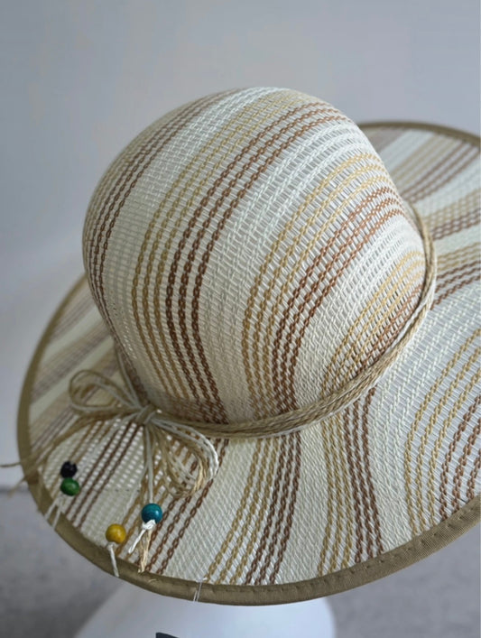 Cappello estivo in tonalità di beige – Stile e protezione sotto il sole